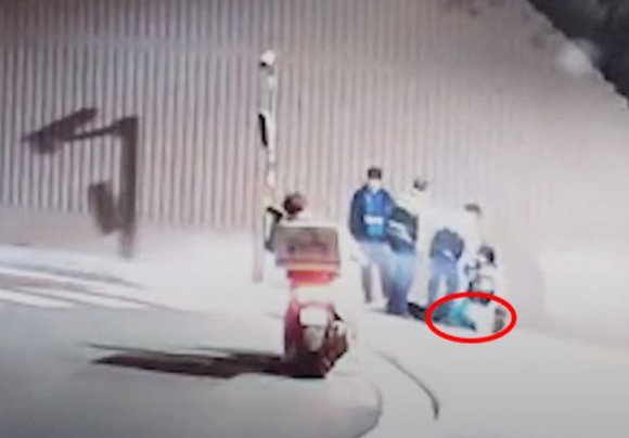 부산 사하경찰서는 지난 26일 스토킹처벌법위반, 폭행, 음주운전 혐의로 40대 A씨를 불구속 입건했다고 밝혔다. 사진 빨간 원 안이 피의자 A씨. [사진=유튜브 '부산경찰' 캡처]