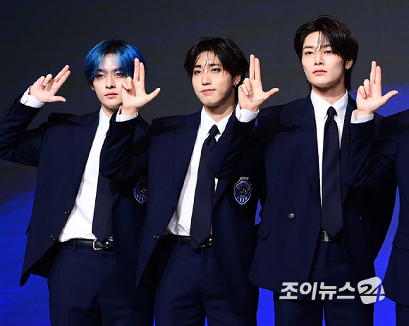 그룹 스트레이키즈가&nbsp;22일 오전 서울 영등포구 여의도 콘래드호텔에서 열린&nbsp;스트레이키즈(Stray Kids) 정규 4집 '카르마' 발매 기념 기자간담회에서 포즈를 취하고 있다. [사진=정소희 기자]