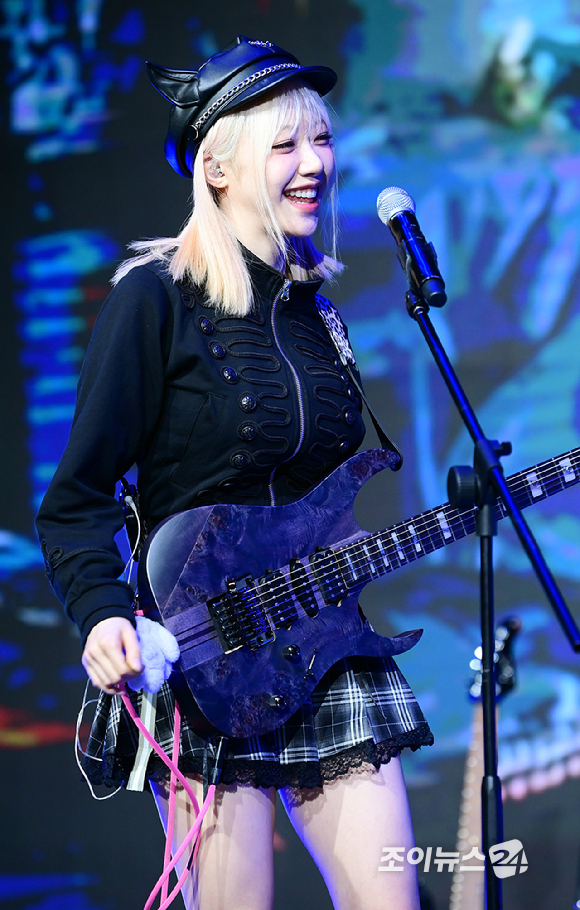 밴드 레이턴시 지지원이 18일 오후 서울 마포구 상암동 쇼킹케이팝센터에서 열린 레이턴시(LATENCY) 첫 미니앨범 '레이트 오'클락'(LATE O'CLOCK) 쇼케이스에서 무대를 선보이고 있다. [사진=정소희 기자]