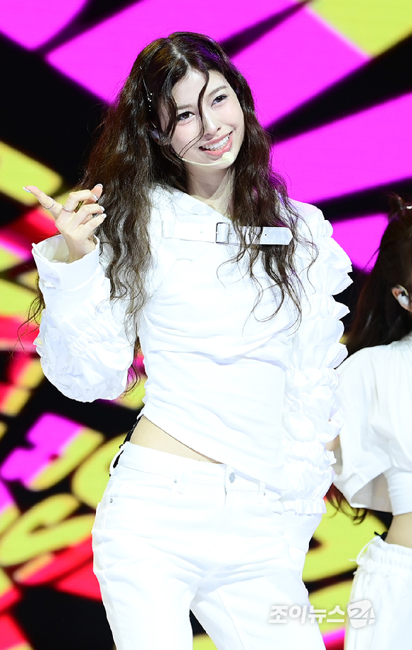 그룹 앳하트 미치가 13일 오후 서울 한남동 블루스퀘어에서 열린 앳하트(AtHeart) 첫 번째 EP '플롯 트위스트'(Plot Twist) 미디어 쇼케이스에서 멋진 무대를 선보이고 있다. [사진=정소희 기자]