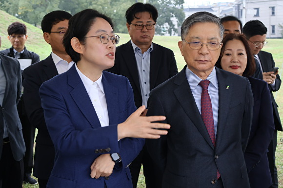 조지연 의원(왼쪽)이 이한준 대한토지주택공사 사장(오른쪽)과 대임 공공택지지구 현장에서 얘기를 나누고 있다 [사진=조지연 의원실]