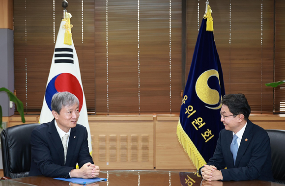 이억원 금융위원장이 16일 오후 서울 종로구 정부서울청사 금융위원장 접견실에서 이찬진 금융감독원장과 첫 회동을 갖고, 앞으로의 금융정책 및 감독방향과 관련해 금융위와 금감원이 한 팀으로 일관성 있게(One-Team, One-voice) 대응해 나가자고 했다. [사진=금융위원회]
