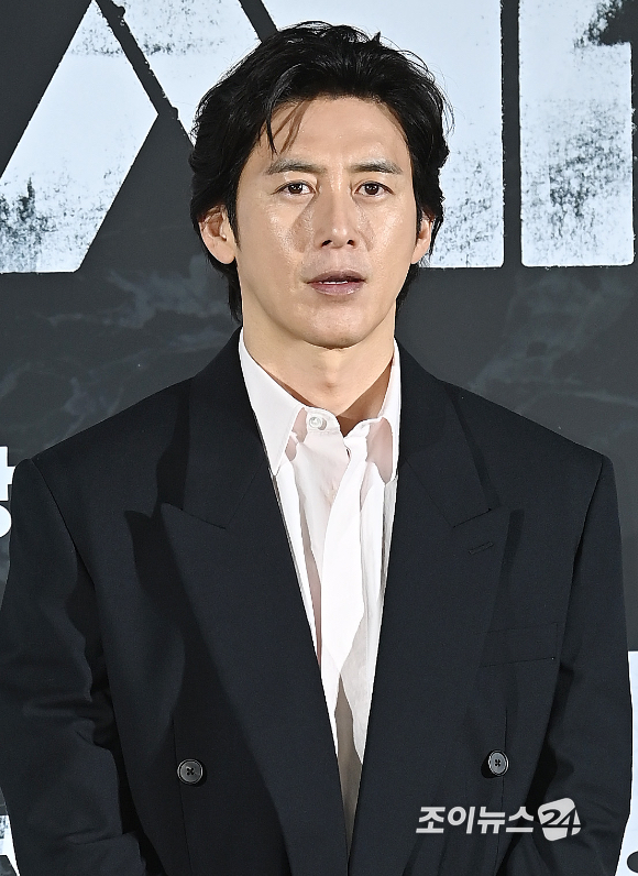 배우 고수가 6일 오전 서울 용산구 CGV 용산아이파크몰에서 열린 영화 '군체' 제작보고회에서 포토타임을 갖고 있다. [사진=곽영래 기자]