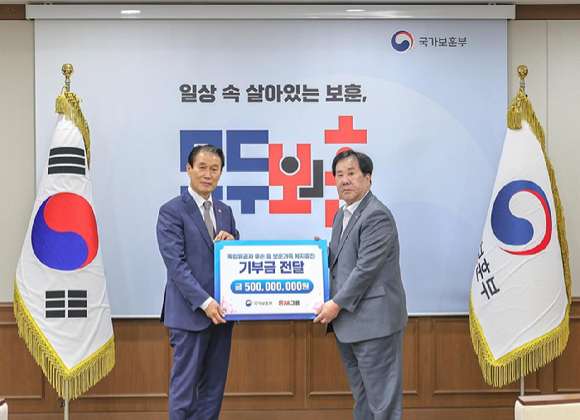 우오현 SM그룹 회장(오른쪽)이 13일 후원금 전달식에서 권오을 국가보훈부 장관과 기념 촬영을 하고 있다. [사진=SM그룹]