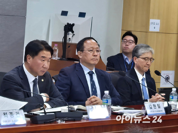 김현일 세종대 교수(전 해군참모총장, 가운데)가 3일 국회에서 진행된 '호르무즈의 덫, 미국발 중동전쟁과 한국의 대응 전략' 토론회에서 발언하고 있다. [사진=최란 기자]