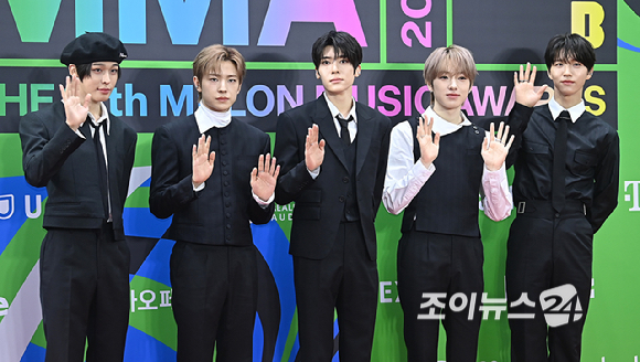 NCT위시가 20일 서울 구로구 고척돔에서 열린 '2025 멜론뮤직어워드(MMA2025)' 레드카펫에서 포즈를 취하고 있다.