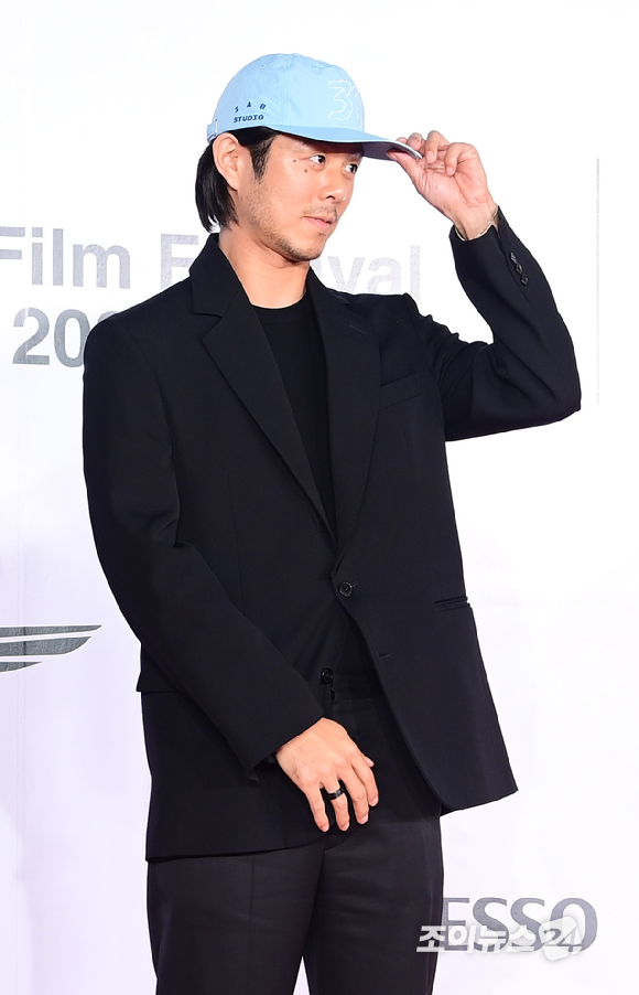 래퍼 빈지노가 6일 부산 해운대구 영화의전당에서 열린 제31회 부산국제영화제 개막식 레드카펫 행사에 영화제 협력사 패션브랜드 대표로 참석하고 있다. [사진=정소희 기자]