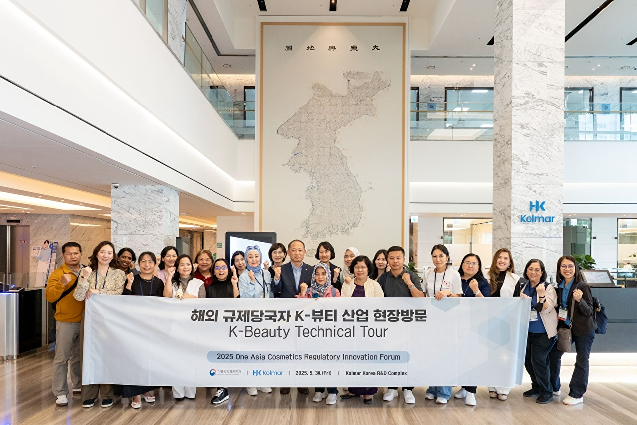 지난달 30일 한국콜마 종합기술원을 방문한 아시아 주요국 규제 당국자들과 최현규 한국콜마 대표이사 등 관계자들이 기념사진을 촬영하고 있다. [사진=한국콜마 제공]