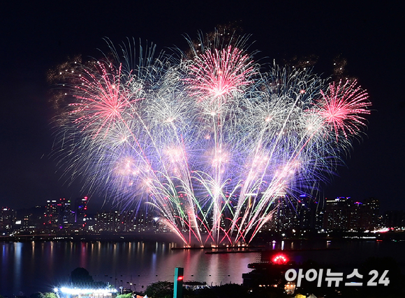 지난해 9월 27일 저녁 서울 여의도 한강공원 일대에서 열린 '한화와 함께하는 서울세계불꽃축제 2025'에서 화려한 불꽃들이 밤 하늘을 수놓고 있다. [사진=정소희 기자]