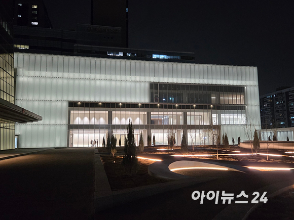 지난 3일 오후 7시 10분경 퐁피두센터 한화를 방문한 에마뉘엘 마크롱 프랑스 대통령. [사진=최란 기자]