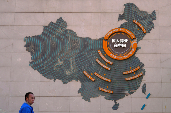 지난 21일 중국 베이징에 있는 에버그란데 시티 플라자의 벽에 부동산 개발업체 헝다(恒大·에버그란데)의 개발 프로젝트 지도가 보인다. 2021.09.22.  [사진=뉴시스]