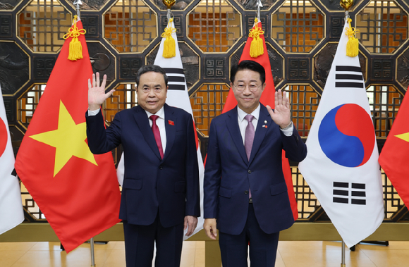조정식 국회의장이 7일 국회 접견실에서 쩐 타잉 먼 베트남 국회의장과 기념 촬영을 하고 있다. [사진=국회의장실]