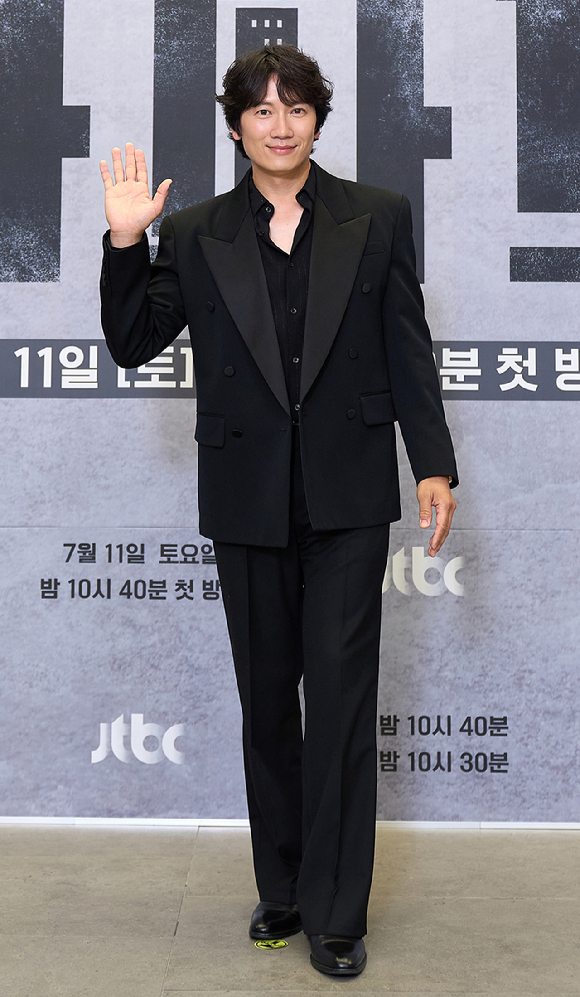 배우 지성이 10일 온라인으로 진행된 JTBC 새 토일드라마 '아파트' 제작발표회에 참석하고 있다. [사진=JTBC]