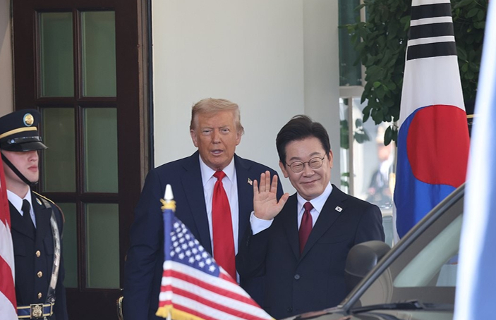 이재명 대통령이 25일(현지시간) 한미 정상회담을 위해 미국 워싱턴 DC 백악관에 도착해 도널드 트럼프 미국 대통령과 취재진을 향해 인사하고 있다. 2025.8.26 [사진=연합뉴스]
