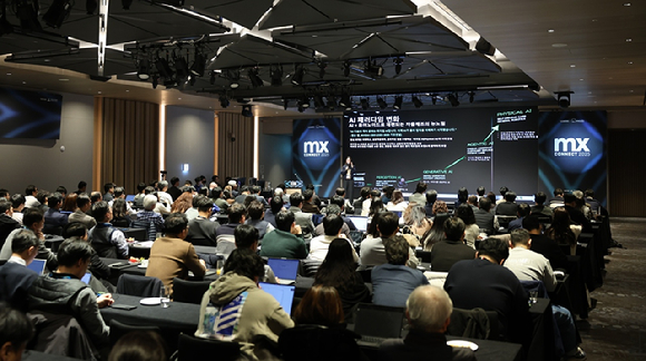 이수아 지멘스 부문장이 25일 웨스틴 서울 파르나스 아틀라스홀에서 열린 &lsquo;Mendix Connect 2025&rsquo;에서 &lsquo;AI 기반 디지털 혁신 전략&rsquo;을 주제로 발표하고 있다. [사진=메가존]