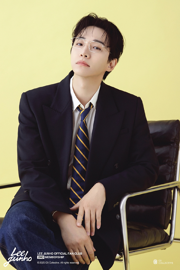 가수 겸 배우 이준호가 팬클럽 2기 콘셉트 포토 촬영에서 포즈를 취하고 있다. [사진=O3 Collective]