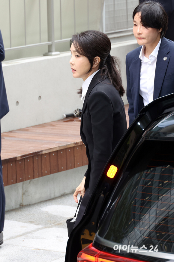 윤석열 전 대통령의 부인 김건희 여사가 6일 서울 종로구 KT광화문빌딩 웨스트에 마련된 민중기 특별검사팀 사무실에 출석하기 위해 차량에서 내리고 있다. [사진=사진공동취재단]