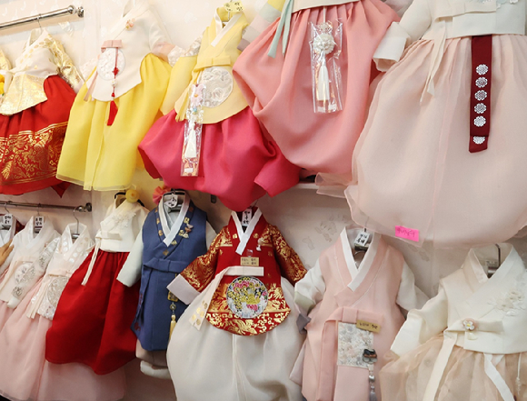 시장 어린이 한복점에 유아용 한복이 진열돼 있다. 기사와 관련 없는 사진 [사진=연합뉴스]