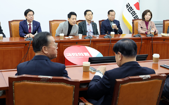 국민의힘 장동혁 대표가 1일 국회 예결위회의장에서 열린 의원총회에서 국기에 경례하고 있다. 2026.3.1 [사진=연합뉴스]