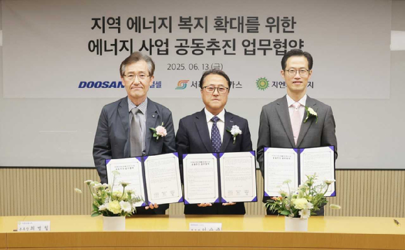 이승준 두산퓨얼셀 본부장(왼쪽 둘째)이 김준석 서라벌도시가스 대표(왼쪽 셋째), 최병철 지엔씨에너지 본부장과 함께 기념사진을 촬영하고 있다. [사진=두산퓨얼셀]