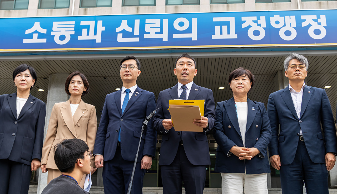 국회 법사위 소속 더불어민주당 김용민 간사가 1일 경기도 의왕시 서울구치소에서 열린 현장검증을 마치고 브리핑을 하고 있다.이날 법사위는 윤석열 전 대통령 수감 중 특혜 제공 여부를 확인하고 특검 출석 요구 당시 윤 전 대통령이 옷을 벗고 버티는 과정이 있었는지 여부를 CCTV 등의 영상기록으로 열람했다. 2025.9.1. [사진=국회사진기자단]