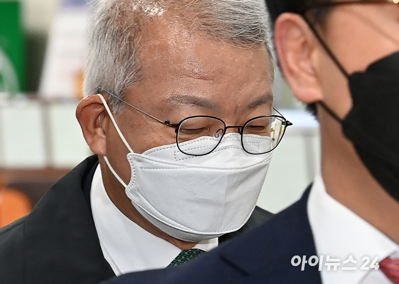 사법행정권 남용 의혹으로 기소된 양승태 전 대법원장이 지난 2021년 4월 12일 오전 서울 서초구 서울중앙지법에서 열린 공판에 출석하고 있다. [사진=조성우 기자]