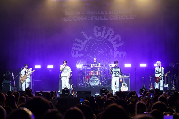 밴드 엔플라잉(이승협, 차훈, 김재현, 유회승, 서동성)이 데뷔 10주년 기념 월드투어의 유럽 공연을 통해 글로벌 팬들을 만나고 있다. [사진=CONTENTSX]