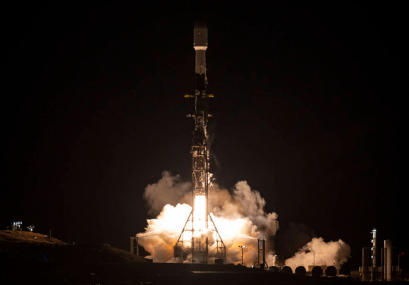 SWOT 위성이 지난 16일 미국 캘리포니아 반덴버그우주군기지에서 발사되고 있다. [사진=NASA]