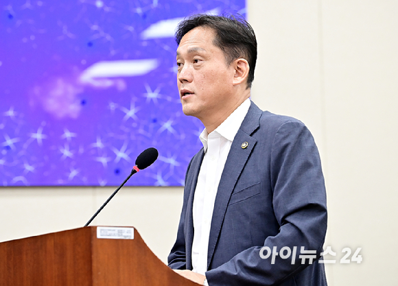 김태규 방송통신위원장 직무대행이 26일 오전 서울 여의도 국회에서 열린 과학기술정보방송통신위원회 전체회의에서 제안 설명을 하고 있다. [사진=곽영래 기자]