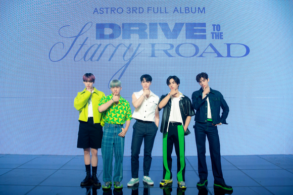 그룹 아스트로(ASTRO)가 16일 온라인으로 진행된 세 번째 정규 앨범 'Drive to the Starry Road' 발매 기념 쇼케이스에 참석해 포즈를 취하고 있다. [사진=판타지오]