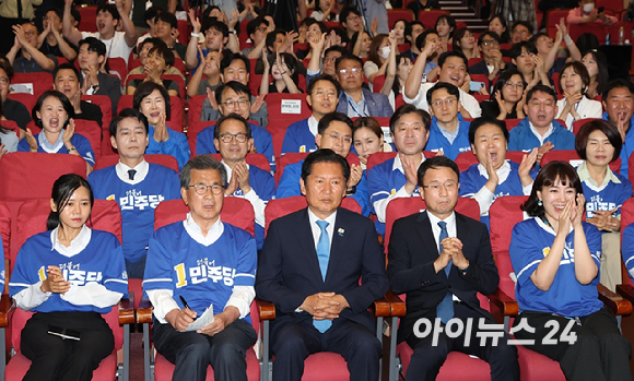 더불어민주당 정청래 대표와 한병도 원내대표를 비롯한 선대위 지도부가 3일 서울 여의도 국회 의원회관에 마련된 제9회 전국동시지방선거 및 국회의원 재보궐 선거 개표종합상황실에서 출구조사 결과를 지켜보고 있다. [사진=정소희 기자]