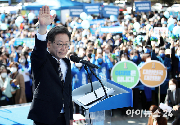 이재명 더불어민주당 대선후보가 3일 오후 서울 종로 보신각터에서 열린 '우리 모두를 위해, 성평등 사회로' 유세에서 지지를 호소하고 있다. [사진=국회사진취재단]