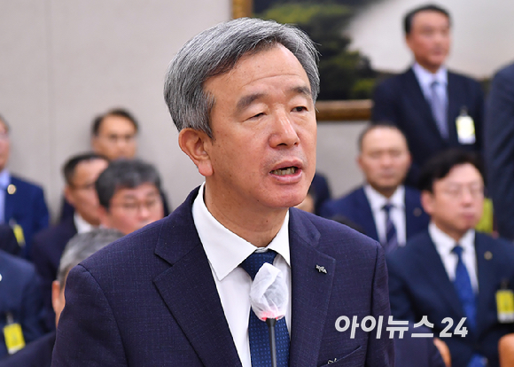 정기환 한국마사회 회장이 24일 서울 여의도 국회 농림축산식품해양수산위원회에서 열린 국정감사에서 인사말을 하고 있다. [사진=곽영래 기자]