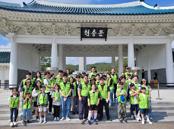 ﻿현대엔지니어링 임직원과 임직원 가족이 국립서울현충원에서 묘역 정화 봉사활동 후 기념촬영을 하고 있다. [사진=현대엔지니어링]