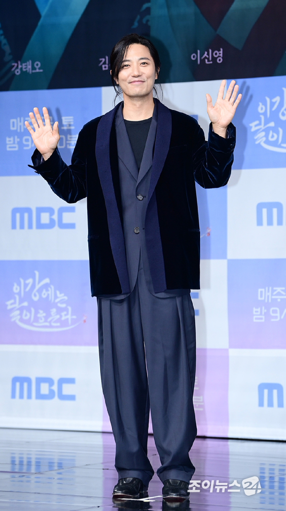 배우 진구가 30일 오전 서울 마포구 상암동 MBC에서 열린 MBC 새 금토드라마 '이강에는 달이 흐른다' 제작발표회에 참석하고 있다. [사진=정소희 기자]