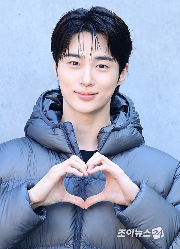 배우 변우석이 23일 오후 서울 성동구 코사이어티 서울숲에서 진행된 DISCOVERY WINTER BASE CAMP 포토콜 행사에 참석하고 있다. [사진=정소희 기자]