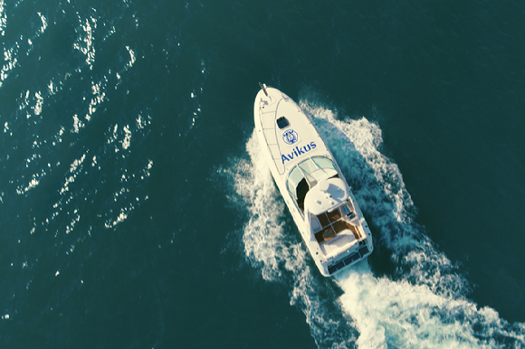 아비커스의 자율운항시스템이 설치된 레저용 보트 사진. [사진=HD현대]