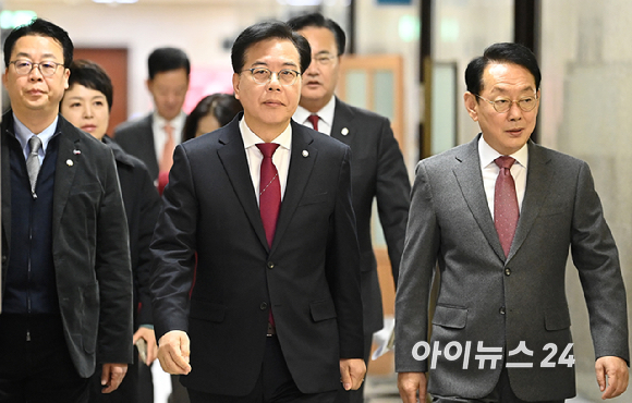 송언석 국민의힘 원내대표와 지도부가 30일 서울 여의도 국회에서 열린 원내대책회의에 참석하고 있다. [사진=곽영래 기자]