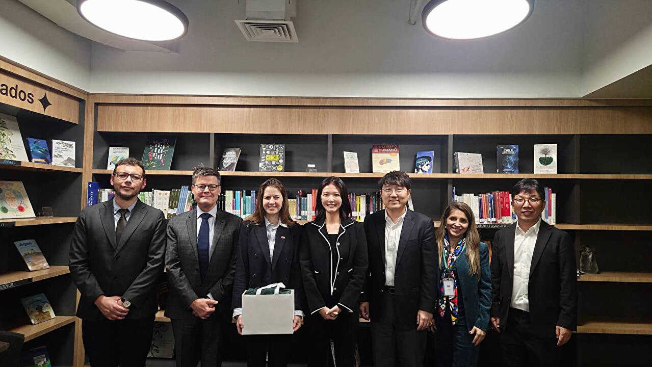 지난 7월 29일 왼쪽부터 구동현 네이버 전략기획 부문장, 김유원 네이버클라우드 대표, (오른쪽에서 세 번째) 최수연 대표가 스칼라데이터센터즈 경영진과 미팅 후 기념 사진을 촬영하고 있다. [사진=네이버]