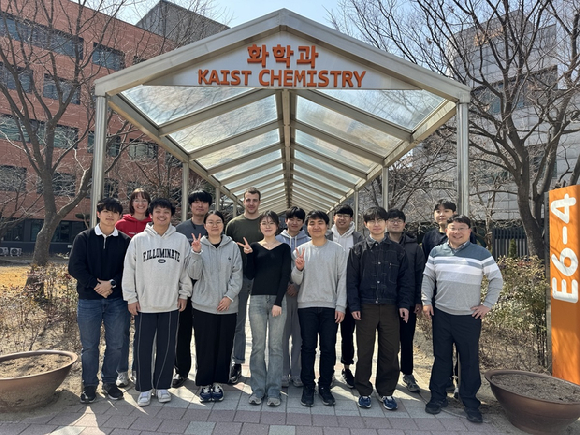 신렛 최우수 논문상을 받은 KAIST 화학과 한순규(앞줄 가장 오른쪽) 교수팀. [사진=KAIST]