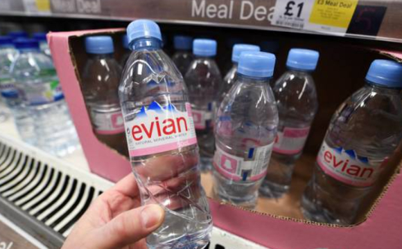 에비앙이 불법 정수 과정을 거친 생수라는 사실이 알려지자 큰 파문이 일고 있다. [사진=연합뉴스]