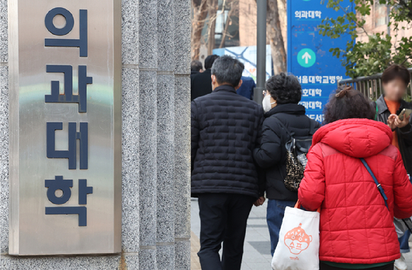 지난 10일 서울 종로구 서울대병원 의과대학에서 한 의사가 걸어가고 있다. [사진=연합뉴스]