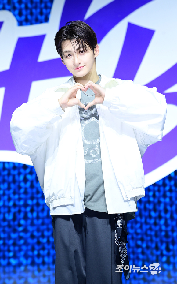 그룹 투어스 지훈이 25일 오후 서울 용산구 블루스퀘어에서 열린 투어스(TWS) 첫 번째 싱글앨범 '라스트 벨(Last Bell)' 발매 기념 쇼케이스에 참석하고 있다. [사진=정소희 기자]