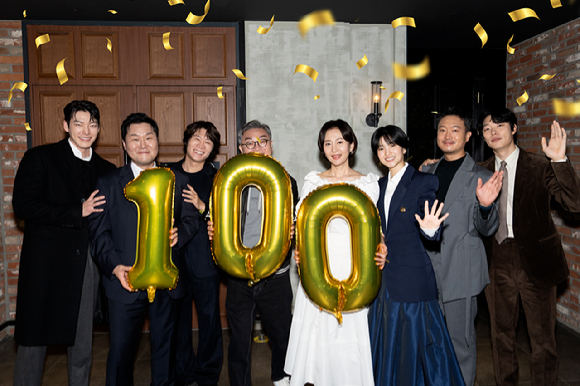 '외계+인' 2부 출연 배우들이 100만 관객 돌파 인증샷을 촬영하고 있다. [사진=CJ ENM]