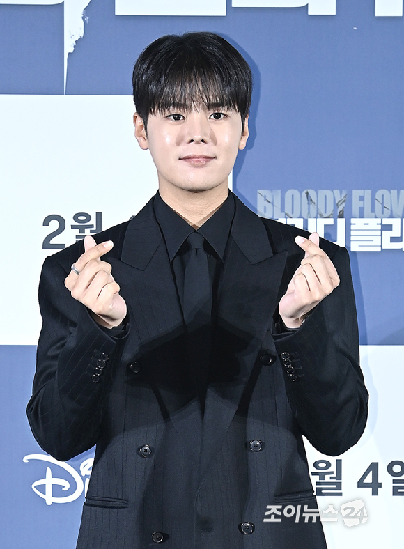 배우 려운이 27일 서울 용산구 CGV 용산아이파크몰에서 열린 디즈니+ '블러디 플라워' 제작발표회에서 포즈를 취하고 있다. [사진=곽영래 기자]