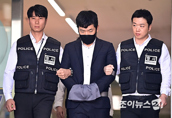 특정범죄가중처벌법(특가법)상 위험운전치상&middot;도주치상, 도로교통법상 음주운전&middot;사고후 미조치, 범인도피교사 등 혐의를 받고있는 가수 김호중이 31일 오전 서울 강남경찰서에서 구치소로 이감되고 있다. [사진=곽영래 기자]