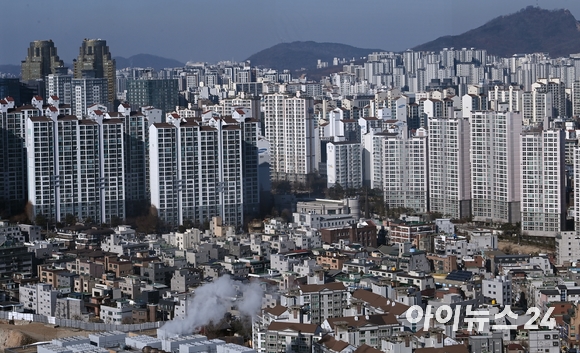 서울 용산 드래곤시티 호텔에서 바라본 아파트 전경. [사진=김성진 기자]