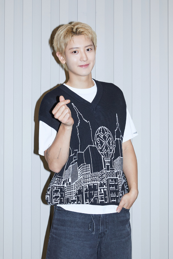 엑소 찬열이 첫 솔로 미니앨범 'Black Out'(블랙 아웃) 공개를 앞두고 포즈를 취하고 있다. [사진=SM엔터테인먼트]