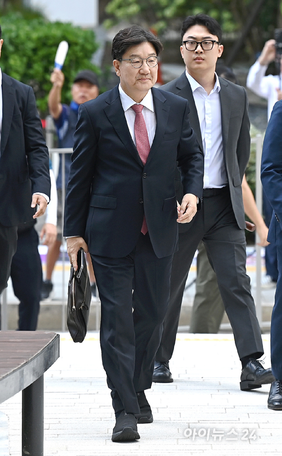 권성동 국민의힘 의원이 27일 오전 서울 종로구에 마련된 김건희 특검팀(특별검사 민중기) 사무실로 통일교 부정 청탁 의혹 관련 조사를 받기 위해 출석하고 있다. [사진=곽영래 기자]