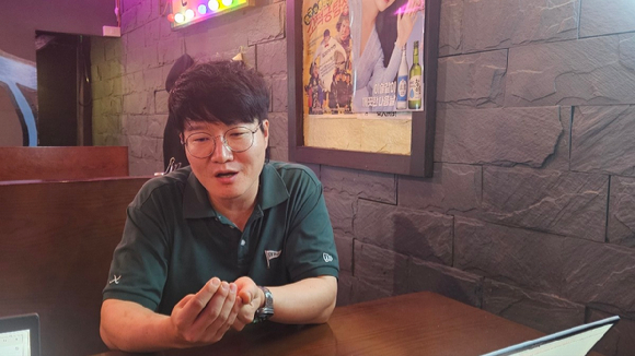 지난 11일(현지시간) 방문한 베트남 하노이 따히엔 맥주거리에 위치한 주점에서 현지 소비자들이 과일소주를 마시고 있다. [사진=전다윗 기자]